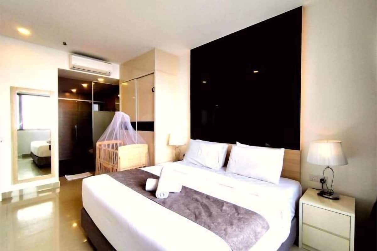 3 bedrooms, blackout drapes, iron/ironing board, free WiFi