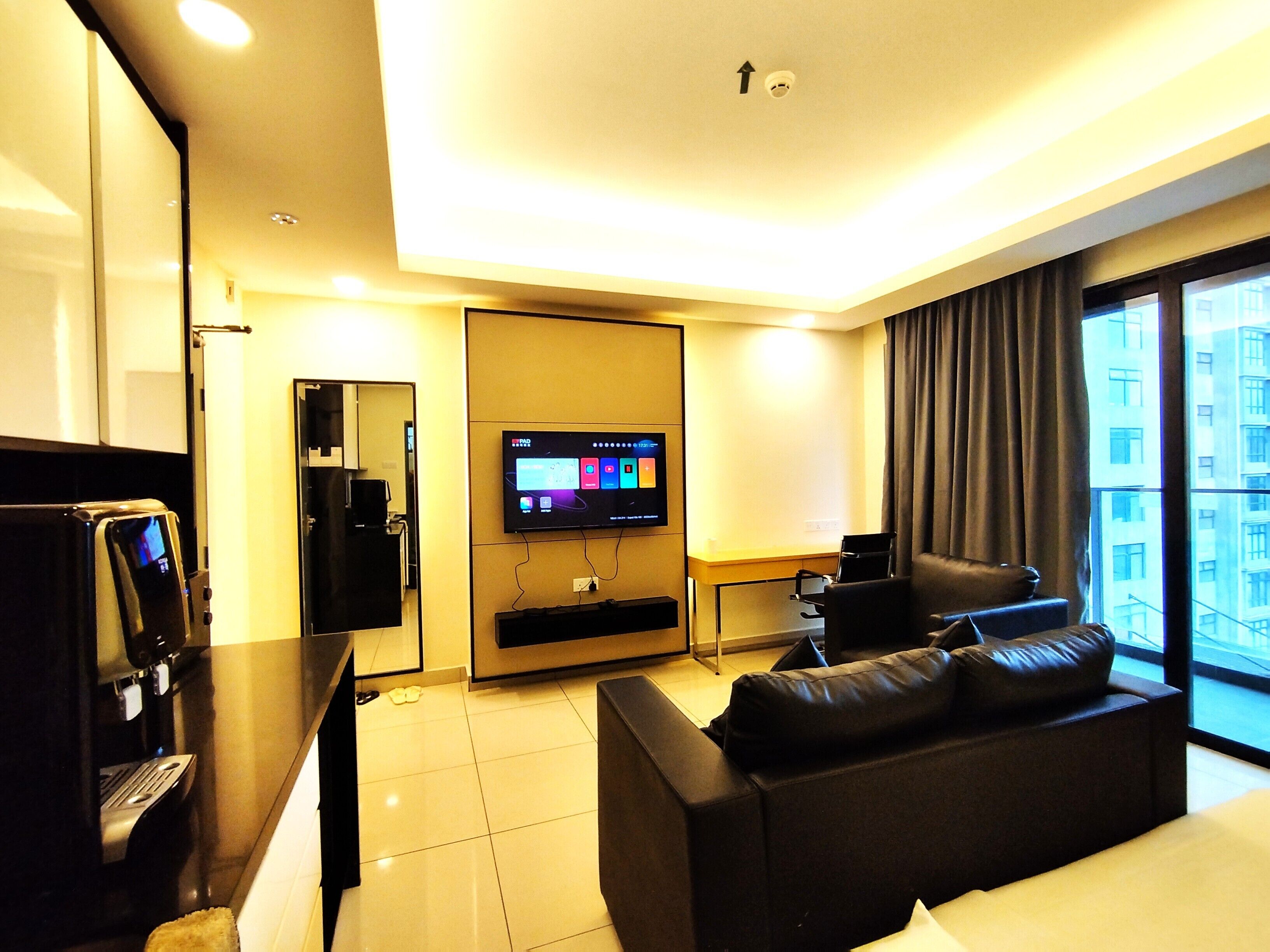 Comfort-sviitti | Oleskelualue | 50–tuumainen äly-TV, jossa kaapelikanavat