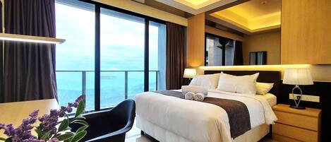 Panoramic Suite | Blackout drapes, soundproofing, iron/ironing board, free WiFi