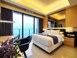 Panoramic Suite | Blackout drapes, soundproofing, iron/ironing board, free WiFi