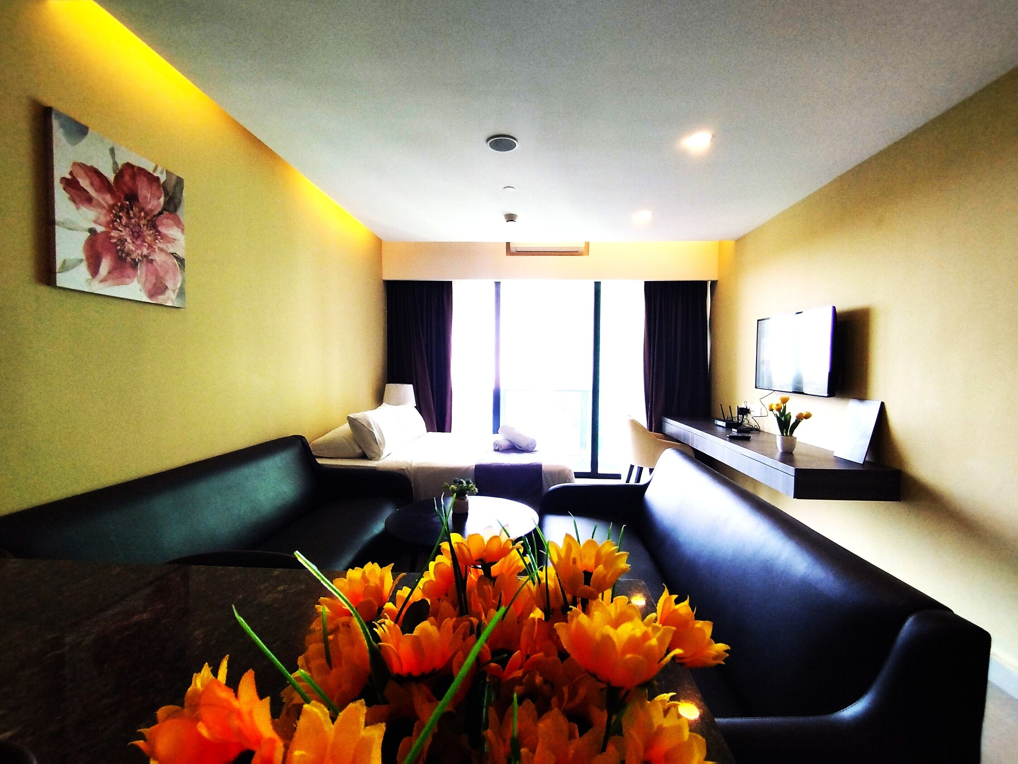 豪華公寓 | 起居區 | 50-吋智慧型電視，提供有線頻道