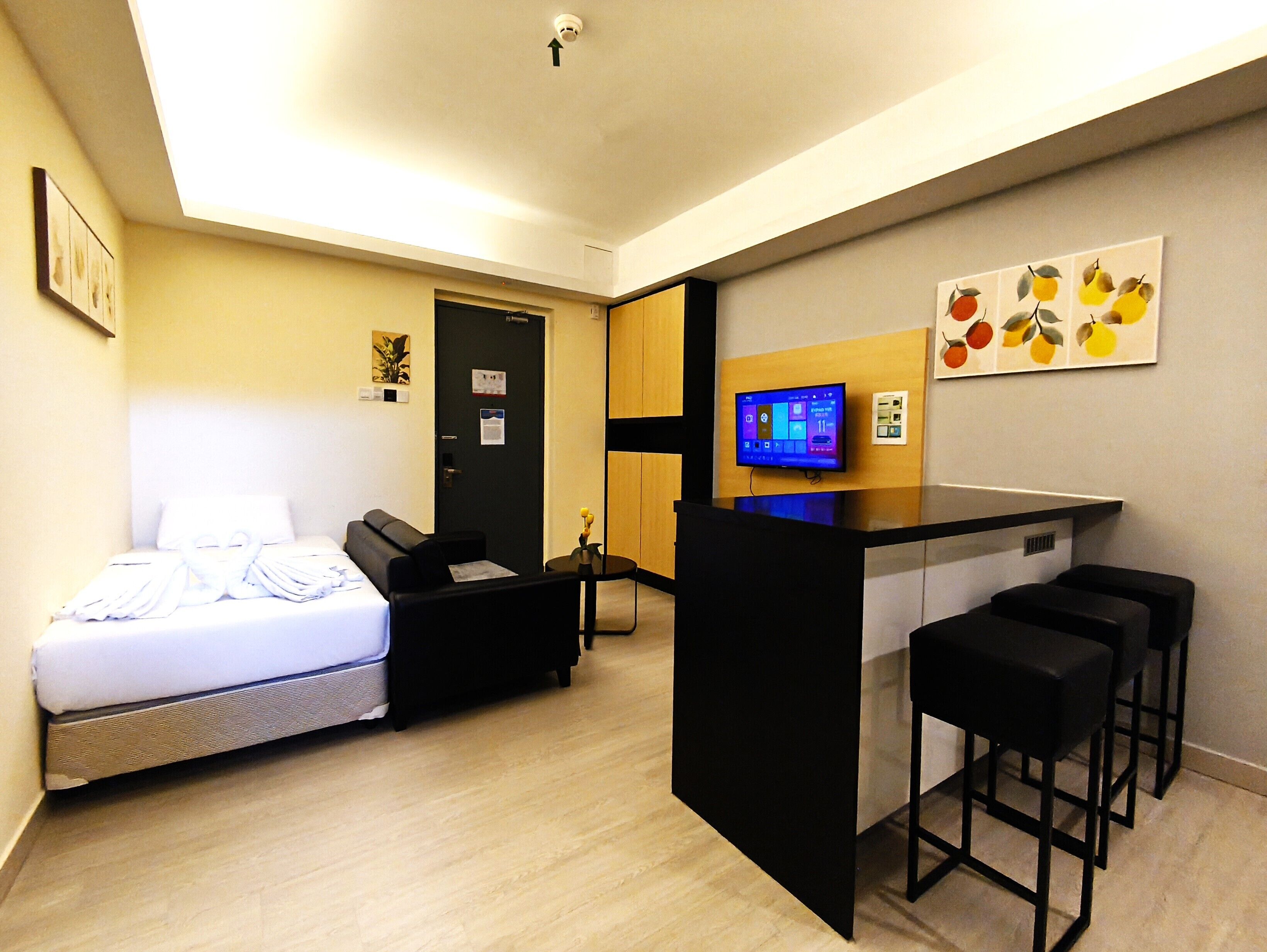 Leilighet – elite | Oppholdsområde | En 50-tommers smart-TV med kabel-kanaler