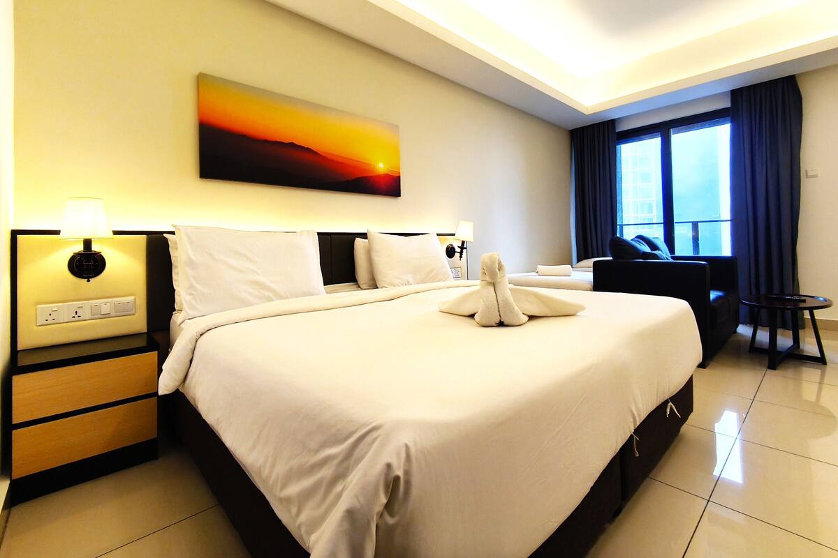Classic Studio Suite | Blackout drapes, soundproofing, iron/ironing board, WiFi (free)
