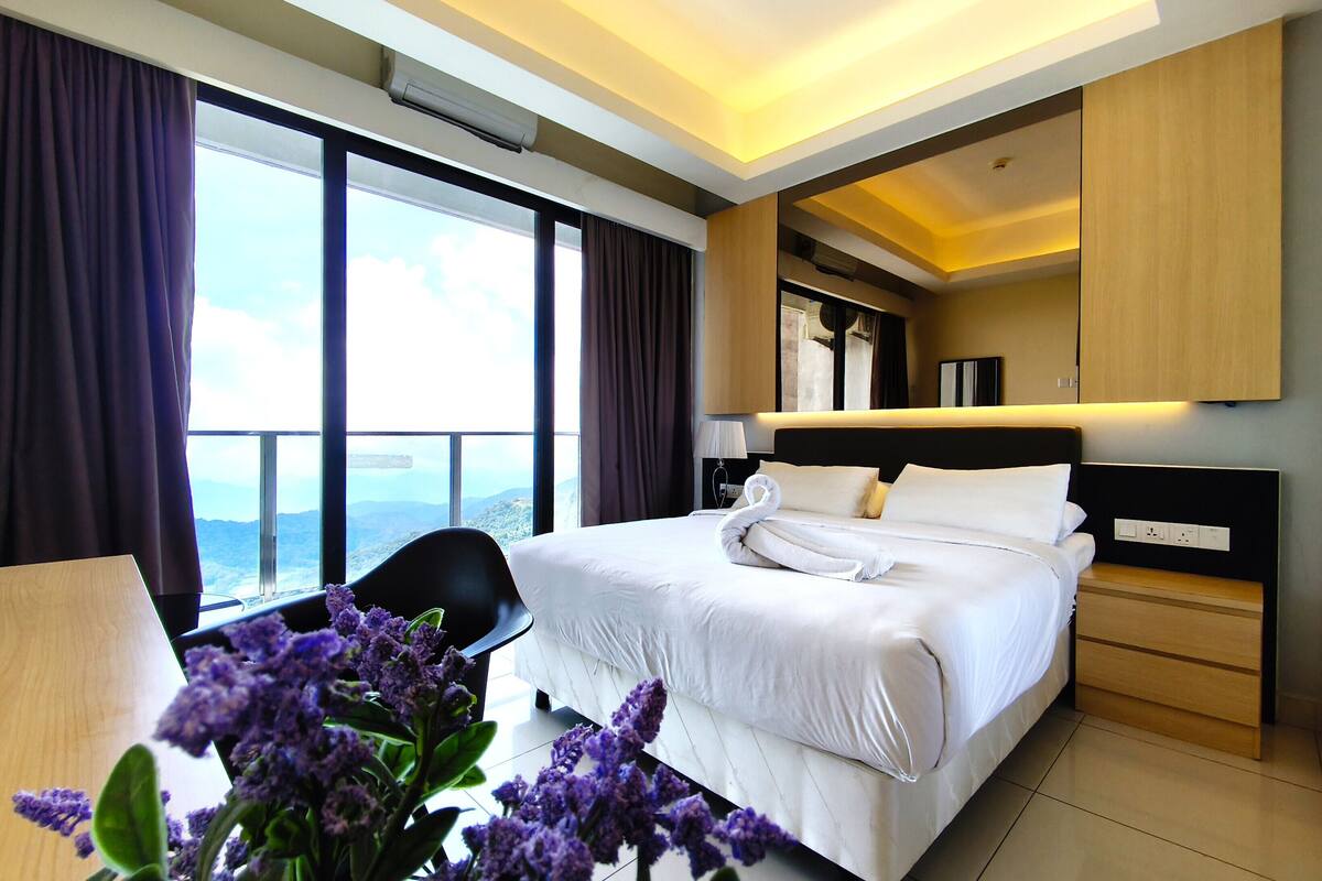 Panoramic Suite | Blackout drapes, soundproofing, iron/ironing board, WiFi (free)