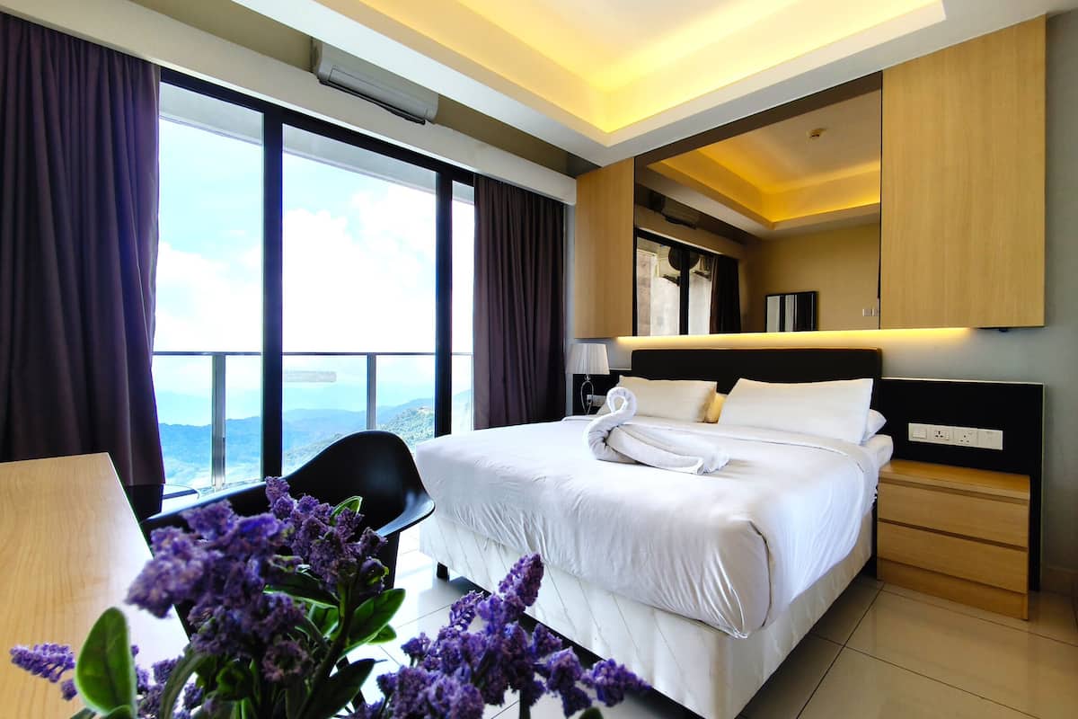 Panoramic Suite | Blackout drapes, soundproofing, iron/ironing board, WiFi (free)