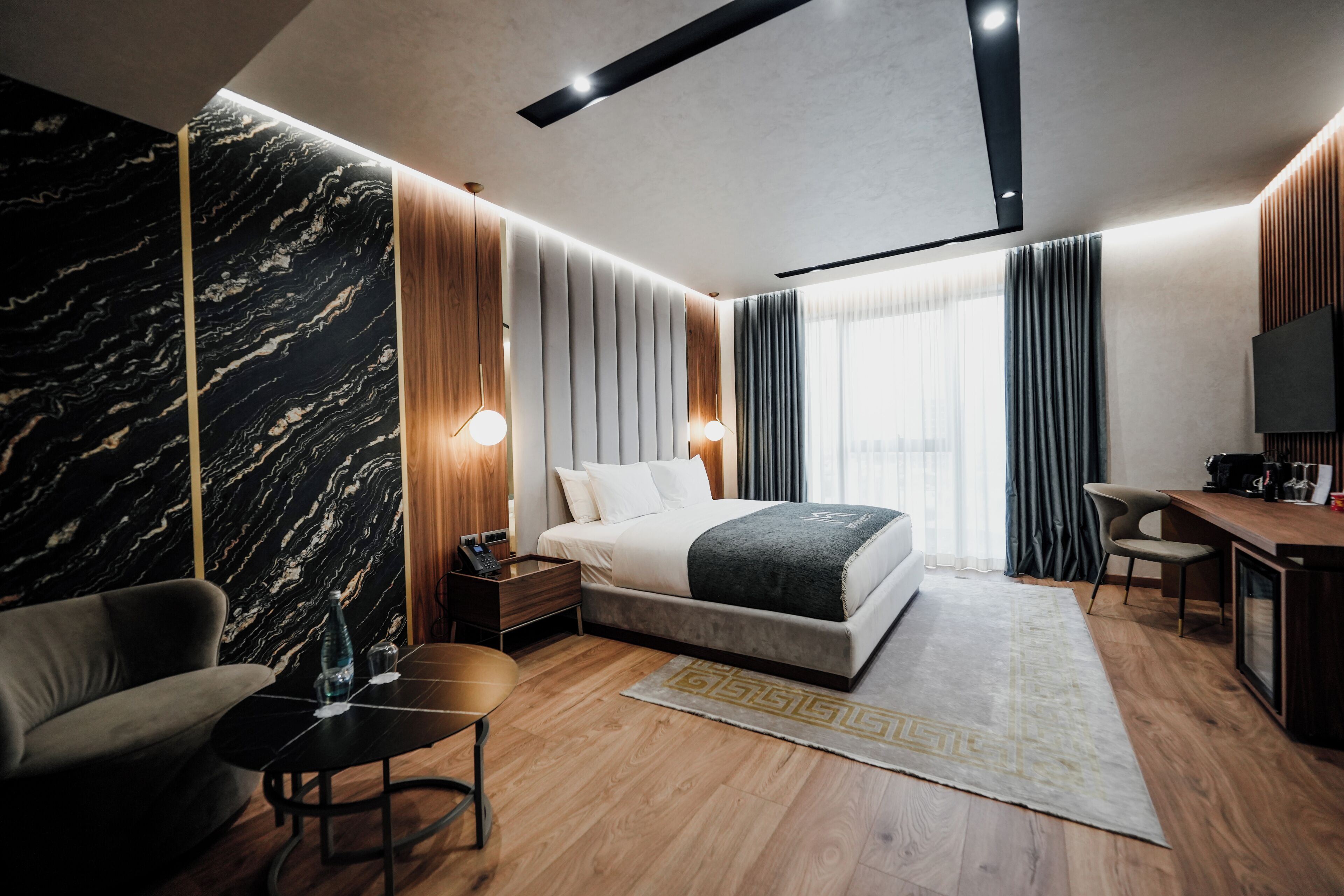 Ropa de cama hipoalergénica, minibar y escritorio 