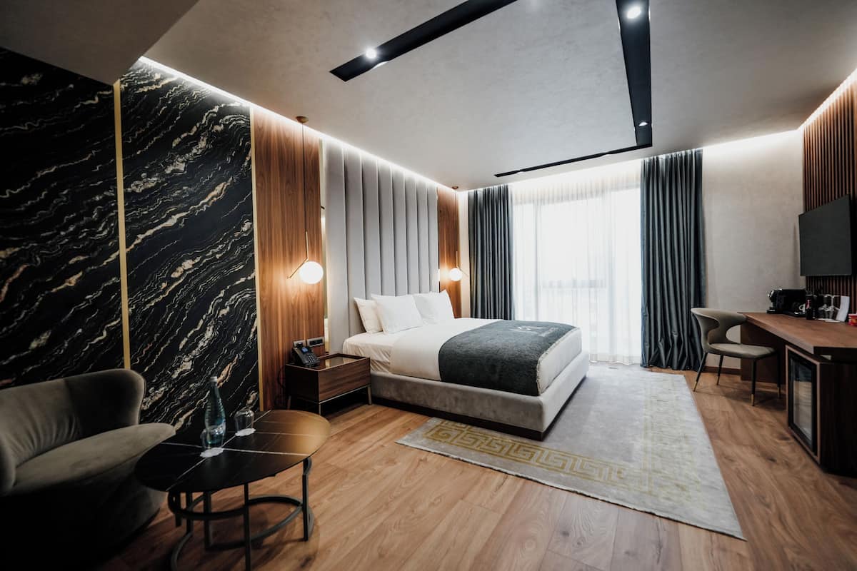 Allergiatestatut vuodevaatteet, minibaari, työpöytä