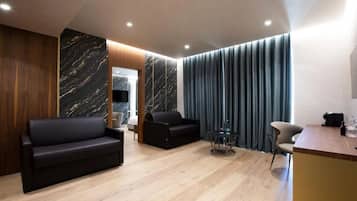 1 bedroom, hypo-allergenic bedding, minibar, desk