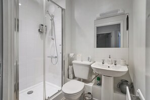 Hair dryer, towels, soap, shampoo - Spacious 4-Bedroom Flat in Notting Hill – Sleeps 7 (London)