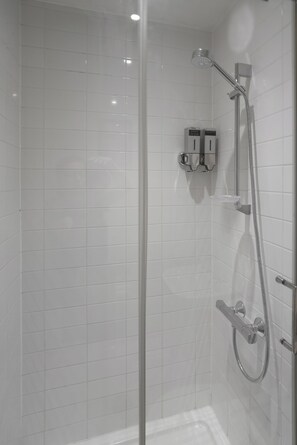 Hair dryer, towels, soap, shampoo - Spacious 4-Bedroom Flat in Notting Hill – Sleeps 7 (London)