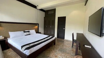 Escritorio, wifi gratis y ropa de cama 