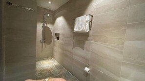 Deluxe Double Room | Bathroom