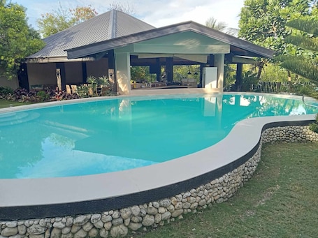 Una piscina al aire libre