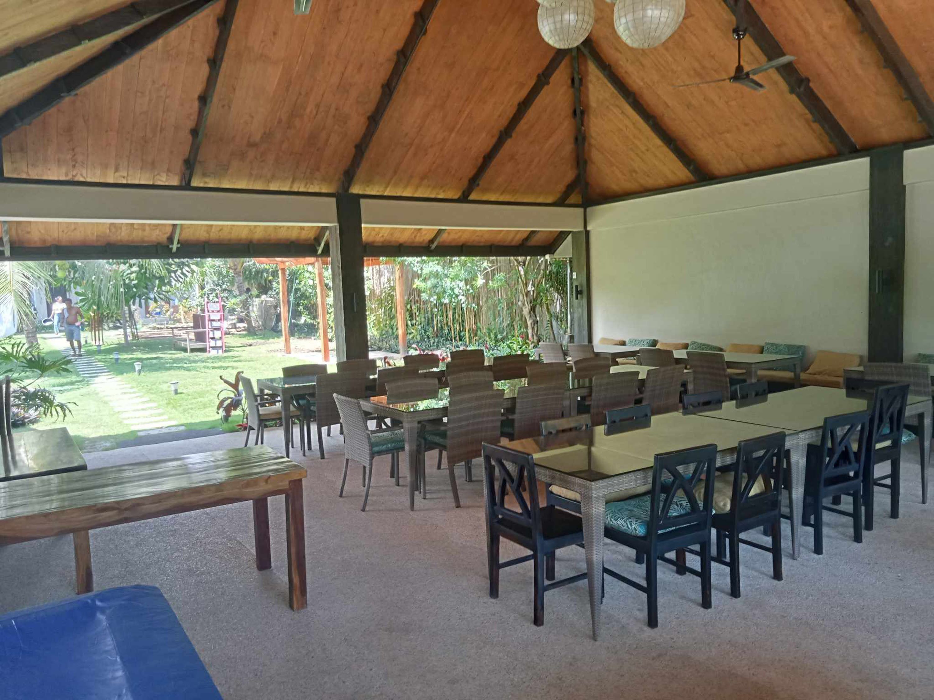 فطور من الأطباق المحلية مجانًا يوميًا