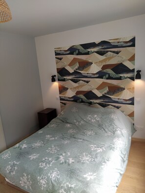 4 bedrooms, travel cot, bed sheets