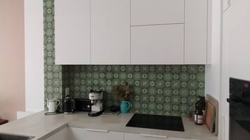 Een koelkast, een oven, een kookplaat, een vaatwasser