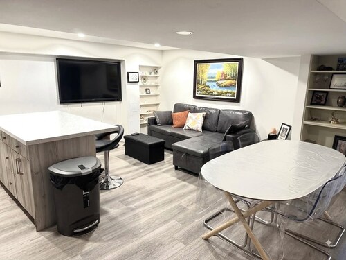 Belleville convenient suite 10 min walk from the Lakeshore and Hospital
