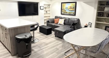 Belleville convenient suite 10 min walk from the Lakeshore and Hospital