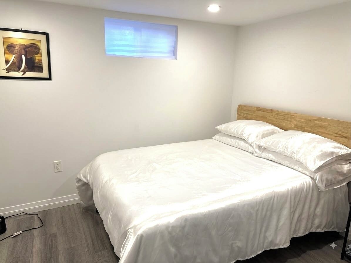 3 bedrooms, desk, iron/ironing board, WiFi (free)