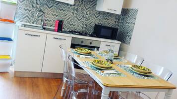 KĂŒhlschrank, Mikrowelle, Ofen, Herdplatte