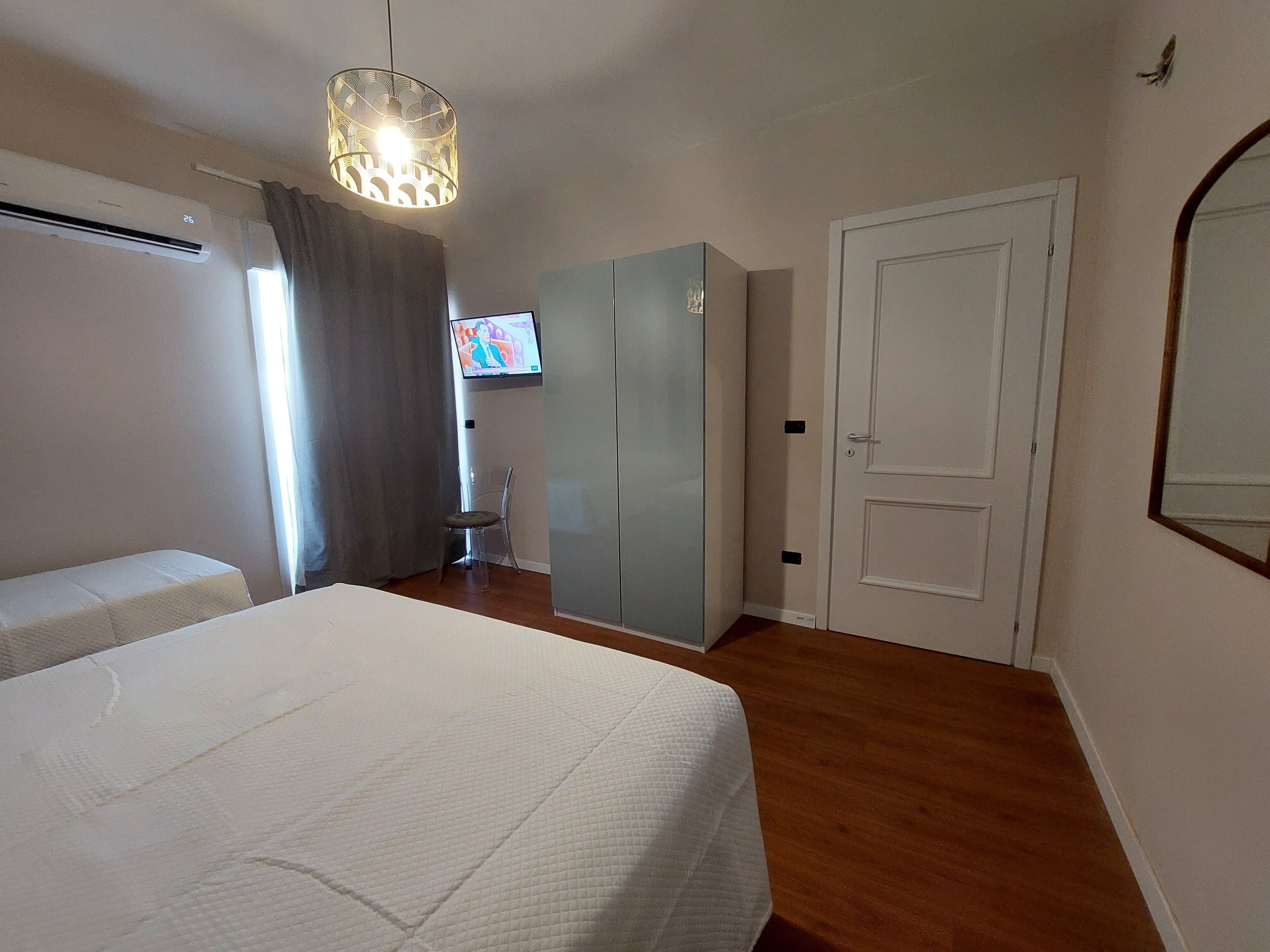 1 Schlafzimmer, Zimmersafe, Schreibtisch, Bügeleisen/Bügelbrett