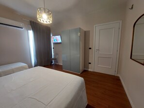 1 Schlafzimmer, Zimmersafe, Schreibtisch, Bügeleisen/Bügelbrett