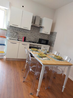 Dining - House in residence with swimming pool, tennis court and playground near Taormina (Calatabiano)