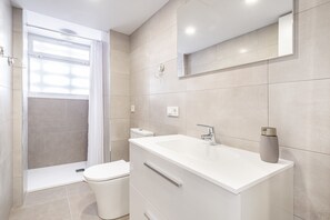 Douche, sĂšche-cheveux, serviettes fournies