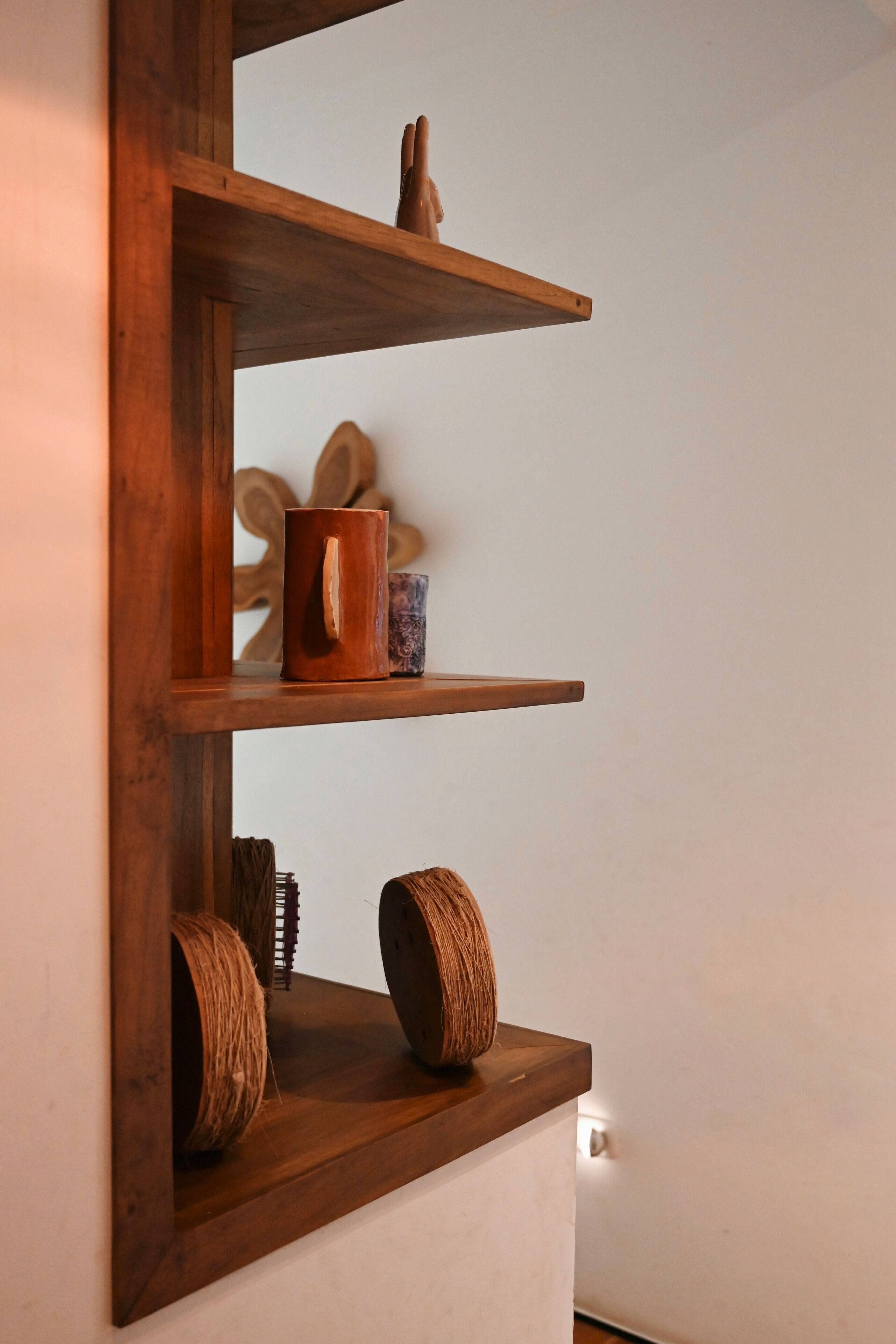 Ein Holzregal mit Dekorationselementen.