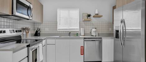 Refrigerador, microondas, horno y parrilla de estufa