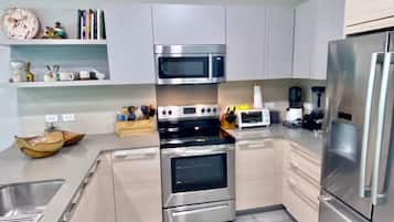 雪櫃、微波爐、焗爐、爐具