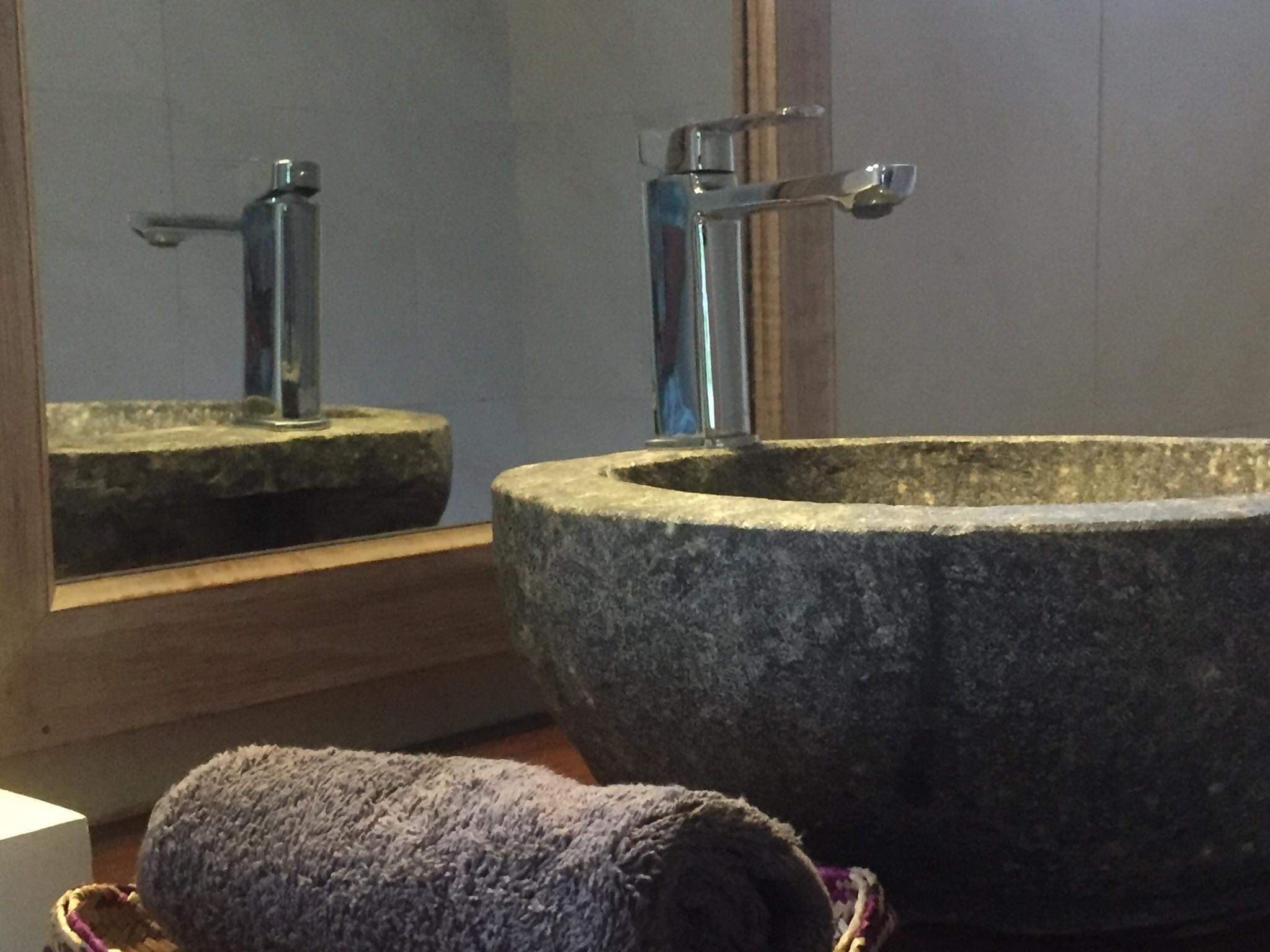 Douche, sèche-cheveux, bidet, serviettes fournies