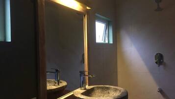 Een douche, een haardroger, een bidet, handdoeken