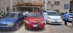 Vista frontal de la propiedad