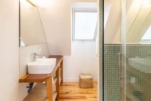 A modern bathroom with a wooden vanity, a large mirror, a window, and a glass shower enclosure. - Gîtes de Lézinadou - 6 personnes - Plomeur La Torche (plomeur)