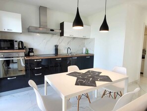 Fridge, oven, stovetop, dishwasher