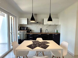 Fridge, oven, stovetop, dishwasher