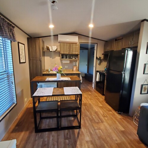 Peaceful getaway for 2, dog friendly