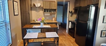 Peaceful getaway for 2, dog friendly