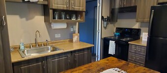 Peaceful getaway for 2, dog friendly