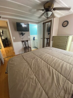 2 bedrooms, iron/ironing board, WiFi, bed sheets - Golfers getaway with sunny beaches too  (North Fort Myers)