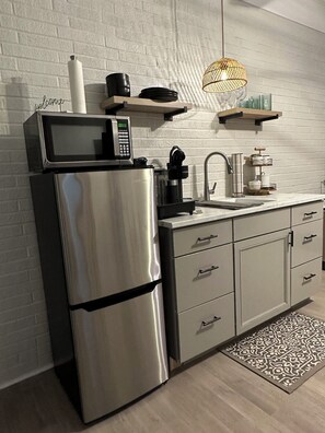 Fridge, microwave, coffee/tea maker, cookware/dishes/utensils - Modern And Spacious Studio Retreat (Raleigh)