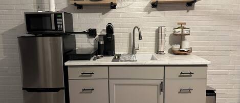 Réfrigérateur, micro-ondes, cafetière/bouilloire