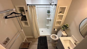 Dusche, Haartrockner, Handtücher, Seife