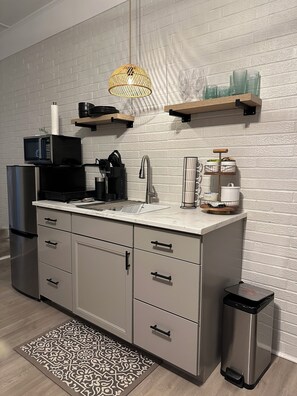 Refrigerador, microondas, cafetera y tetera y utensilios de cocina