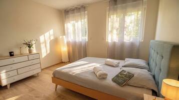 4 slaapkamers, een bureau, een strijkplank/strijkijzer, gratis wifi