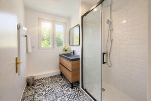 Een douche, gratis toiletartikelen, een haardroger, handdoeken