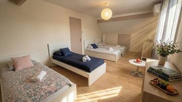 4 slaapkamers, een bureau, een strijkplank/strijkijzer, gratis wifi