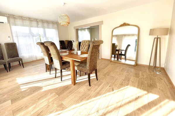 Dining - VILLA EDOUARD - 180m2 in the heart of nature - 20min Disney - 7min Airport (Claye-Souilly)