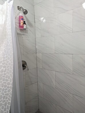 Sèche-cheveux, serviettes fournies, savon, papier toilette